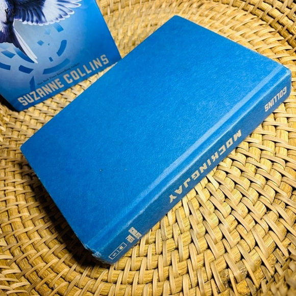 Mockingjay - First Edition Hardcover - Fantasy Fiction Book - Picture 10 of 13
